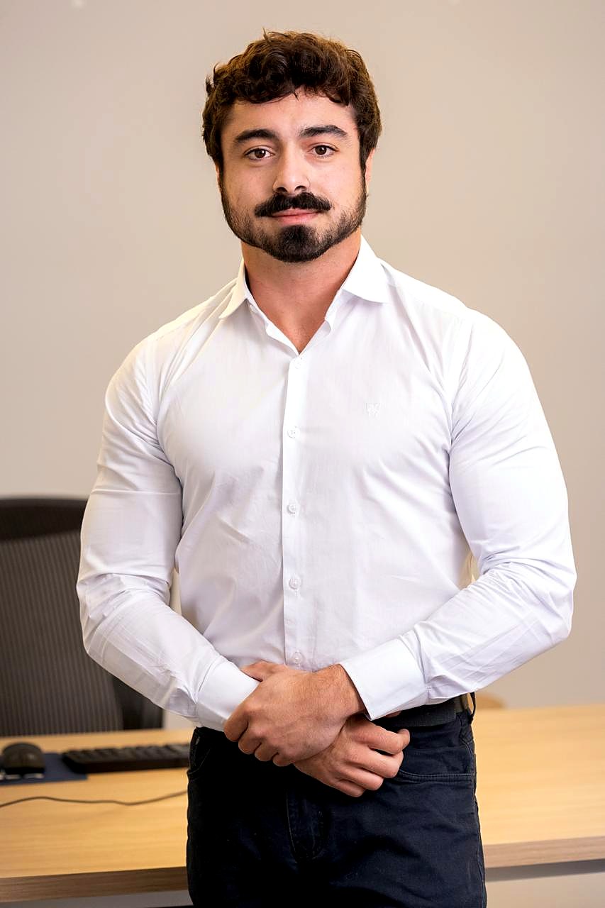 Dr. Gabriel Maluli de camisa branca